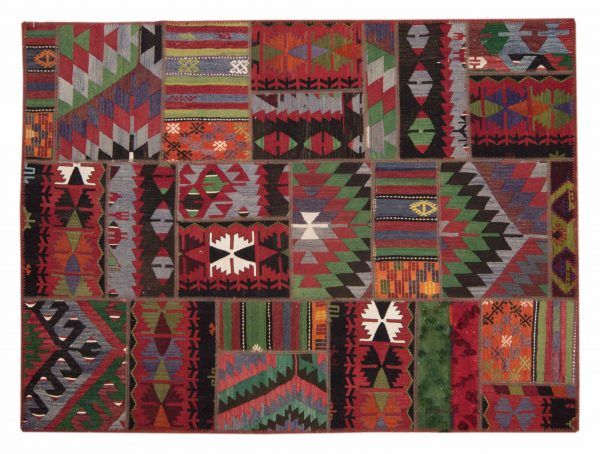 I tappeti Patchwork sono diventati di grandissima moda solo negli ultimi anni e vengono realizzati reinventando il vecchio tappeto orientale semplicemente ricolorandolo e dandogli una nuova vita. Sono realizzati da tappeti persiani filati a mano e accuratamente selezionati. I vari segmenti vengono poi assemblati e cuciti insieme, donando al tappeto un’immagine di esclusività e di dinamicità. Questi tappeti vengono prodotti in Turchia. Dimensioni: 297×198 cm Alto