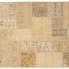 I tappeti Patchwork sono diventati di grandissima moda solo negli ultimi anni e vengono realizzati reinventando il vecchio tappeto orientale semplicemente ricolorandolo e dandogli una nuova vita. Sono realizzati da tappeti persiani filati a mano e accuratamente selezionati. I vari segmenti vengono poi assemblati e cuciti insieme, donando al tappeto un’immagine di esclusività e di dinamicità. Questi tappeti vengono prodotti in Turchia. Dimensioni: 297×204 cm Alto