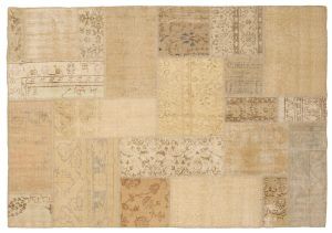 I tappeti Patchwork sono diventati di grandissima moda solo negli ultimi anni e vengono realizzati reinventando il vecchio tappeto orientale semplicemente ricolorandolo e dandogli una nuova vita. Sono realizzati da tappeti persiani filati a mano e accuratamente selezionati. I vari segmenti vengono poi assemblati e cuciti insieme, donando al tappeto un’immagine di esclusività e di dinamicità. Questi tappeti vengono prodotti in Turchia. Dimensioni: 297×204 cm Alto