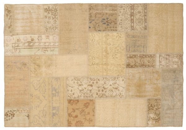 I tappeti Patchwork sono diventati di grandissima moda solo negli ultimi anni e vengono realizzati reinventando il vecchio tappeto orientale semplicemente ricolorandolo e dandogli una nuova vita. Sono realizzati da tappeti persiani filati a mano e accuratamente selezionati. I vari segmenti vengono poi assemblati e cuciti insieme, donando al tappeto un’immagine di esclusività e di dinamicità. Questi tappeti vengono prodotti in Turchia. Dimensioni: 297×204 cm Alto