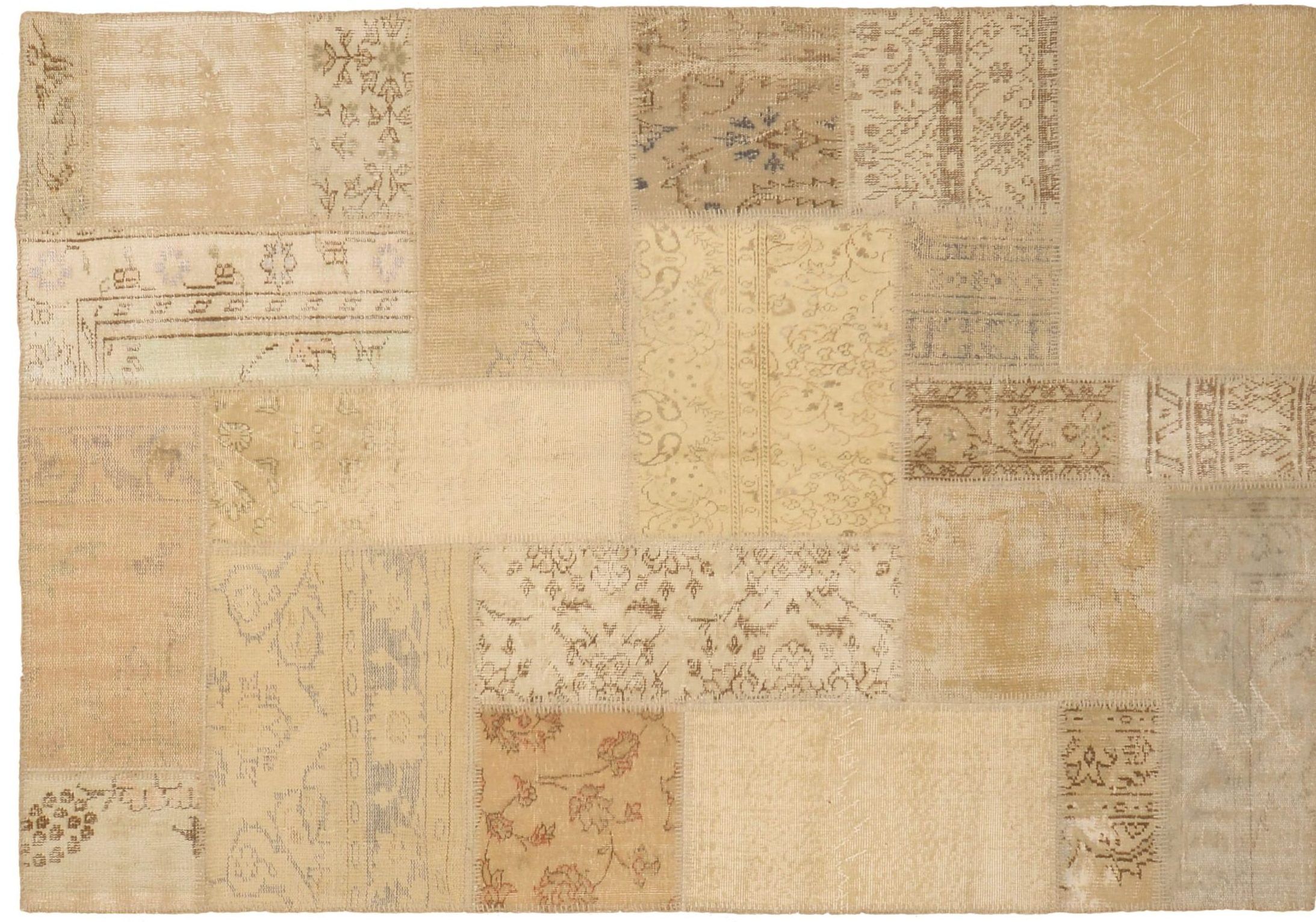 I tappeti Patchwork sono diventati di grandissima moda solo negli ultimi anni e vengono realizzati reinventando il vecchio tappeto orientale semplicemente ricolorandolo e dandogli una nuova vita. Sono realizzati da tappeti persiani filati a mano e accuratamente selezionati. I vari segmenti vengono poi assemblati e cuciti insieme, donando al tappeto un’immagine di esclusività e di dinamicità. Questi tappeti vengono prodotti in Turchia. Dimensioni: 297×204 cm Alto