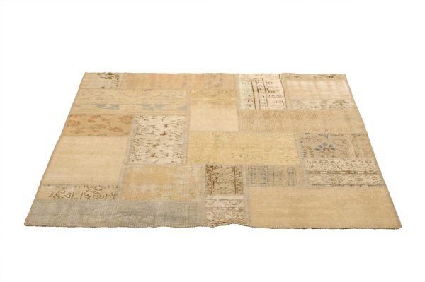 I tappeti Patchwork sono diventati di grandissima moda solo negli ultimi anni e vengono realizzati reinventando il vecchio tappeto orientale semplicemente ricolorandolo e dandogli una nuova vita. Sono realizzati da tappeti persiani filati a mano e accuratamente selezionati. I vari segmenti vengono poi assemblati e cuciti insieme, donando al tappeto un’immagine di esclusività e di dinamicità. Questi tappeti vengono prodotti in Turchia. Dimensioni: 297×204 cm Prospettiva