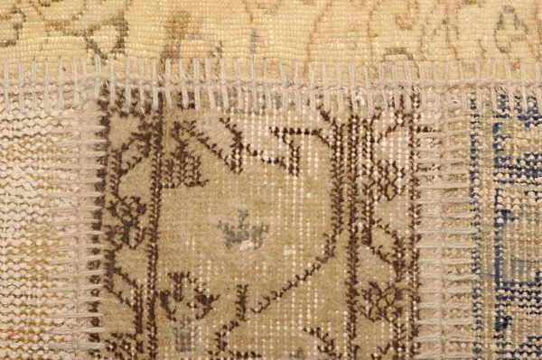 I tappeti Patchwork sono diventati di grandissima moda solo negli ultimi anni e vengono realizzati reinventando il vecchio tappeto orientale semplicemente ricolorandolo e dandogli una nuova vita. Sono realizzati da tappeti persiani filati a mano e accuratamente selezionati. I vari segmenti vengono poi assemblati e cuciti insieme, donando al tappeto un’immagine di esclusività e di dinamicità. Questi tappeti vengono prodotti in Turchia. Dimensioni: 297×204 cm Dettaglio