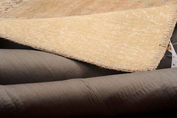 I tappeti Patchwork sono diventati di grandissima moda solo negli ultimi anni e vengono realizzati reinventando il vecchio tappeto orientale semplicemente ricolorandolo e dandogli una nuova vita. Sono realizzati da tappeti persiani filati a mano e accuratamente selezionati. I vari segmenti vengono poi assemblati e cuciti insieme, donando al tappeto un’immagine di esclusività e di dinamicità. Questi tappeti vengono prodotti in Turchia. Dimensioni: 297×204 cm Dettaglio